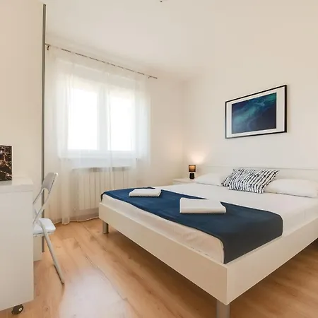 Cera Fuer 8 Personen In Holiday home Pula